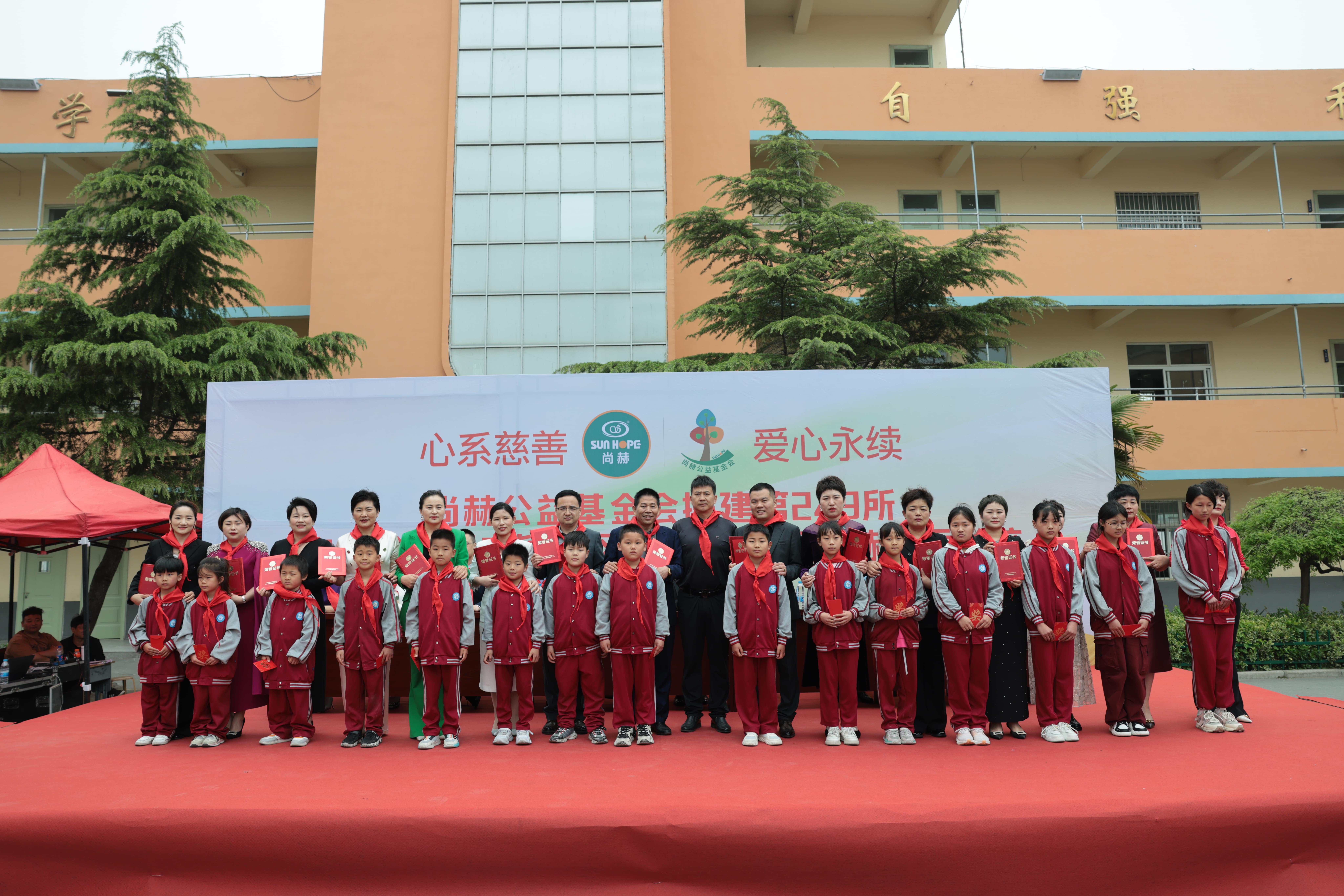 在爱意的“双向奔赴”中丨第249所乐竞体育_乐竞体育中国一站式服务官网
公益学校揭牌