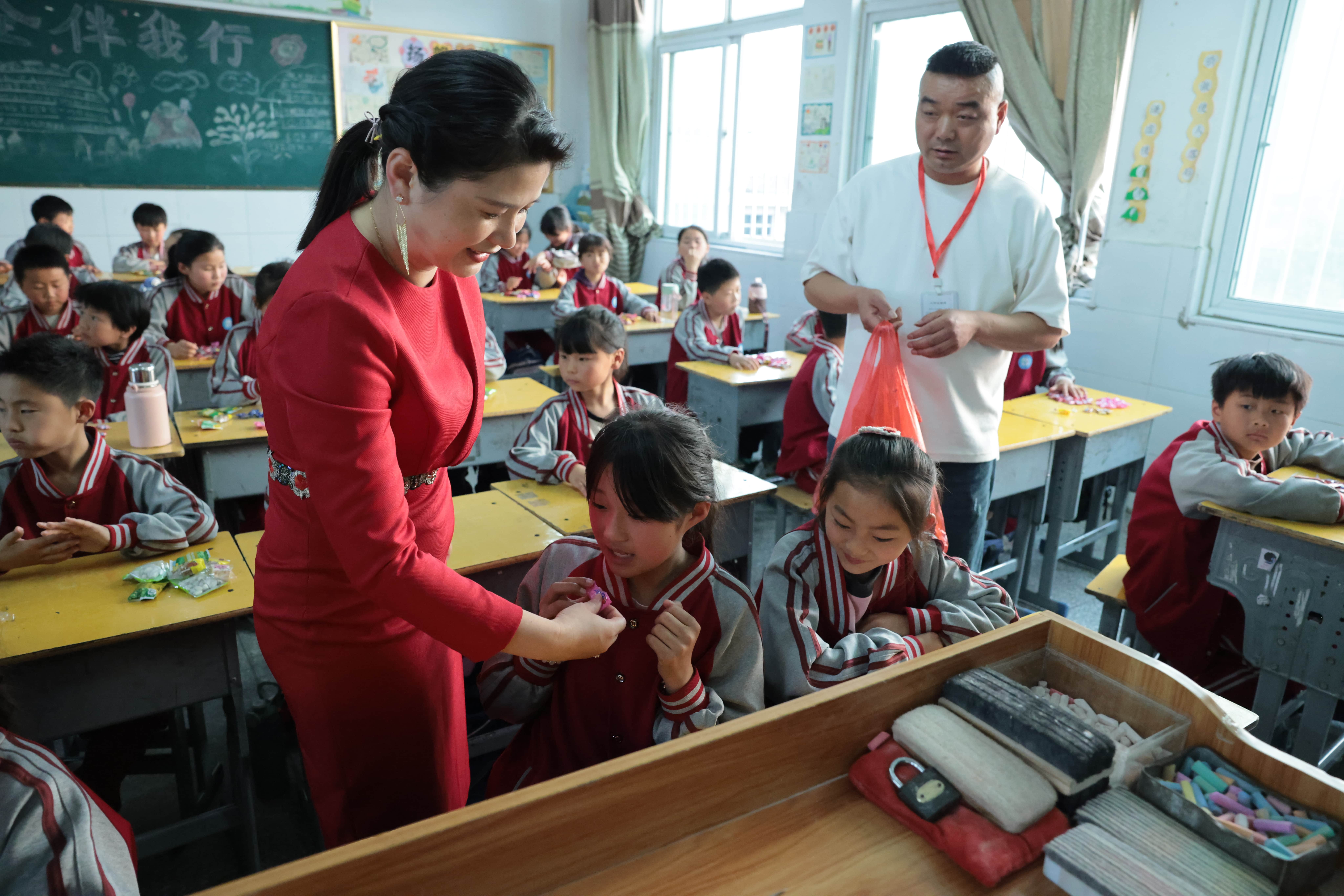 在爱意的“双向奔赴”中丨第249所乐竞体育_乐竞体育中国一站式服务官网
公益学校揭牌